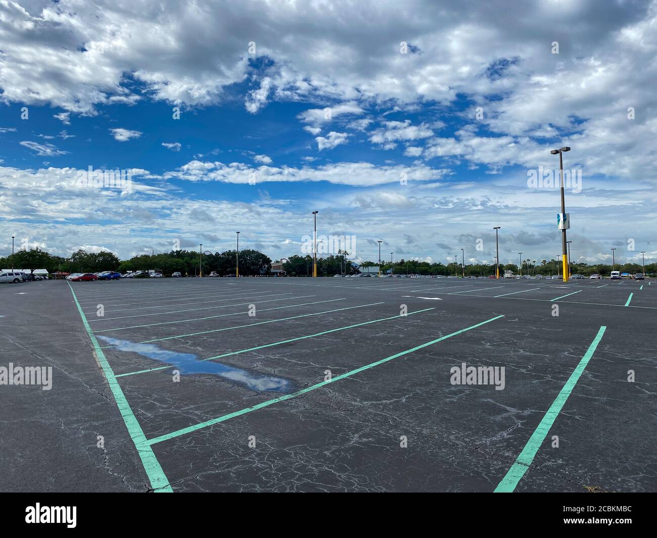 Orlando, FL/USA - 19. Juni 20: Der fast leere Parkplatz bei SeaWorld in Orlando, Florida. Stockfoto