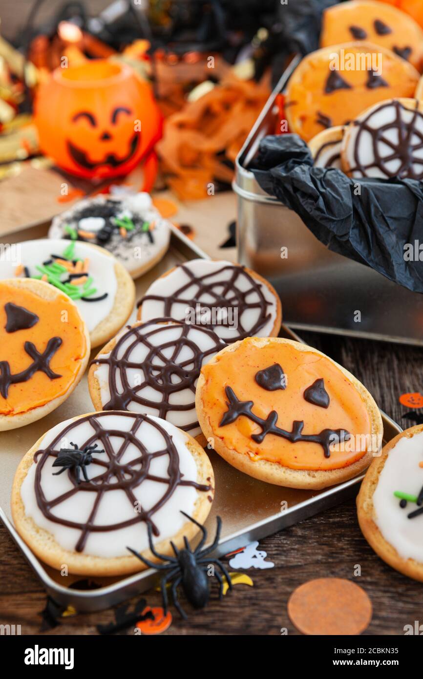 Bunte Milchkekse für ein glückliches Halloween Stockfoto