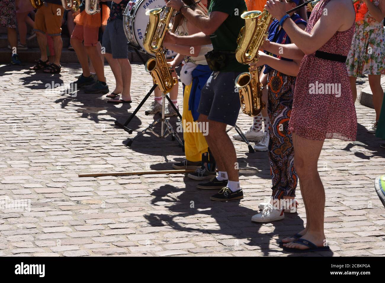 Straßenmusiker mit Blasinstrumenten und Trommeln in farbiger Kleidung in der Stadt Colmar, Frankreich am Wochenende sonnigen Sommertag, um Touristen aufzumuntern. Stockfoto