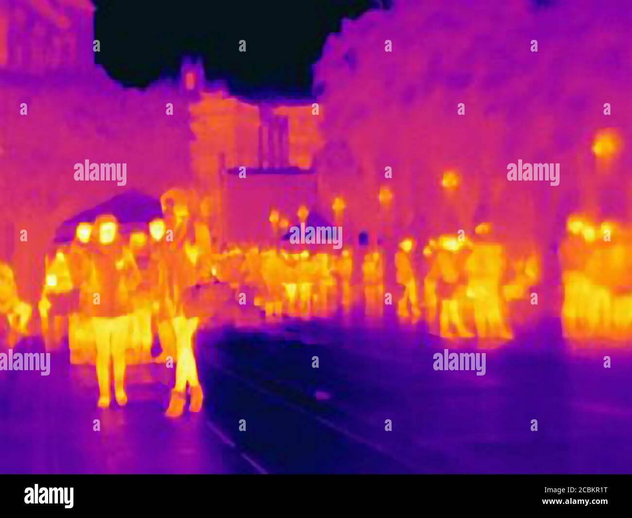 Wärmebild der Menschen auf der Straße der Stadt Stockfoto