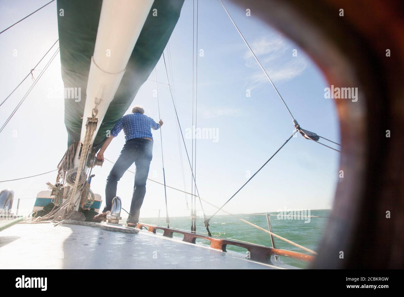 Mann auf Deck der yacht Stockfoto