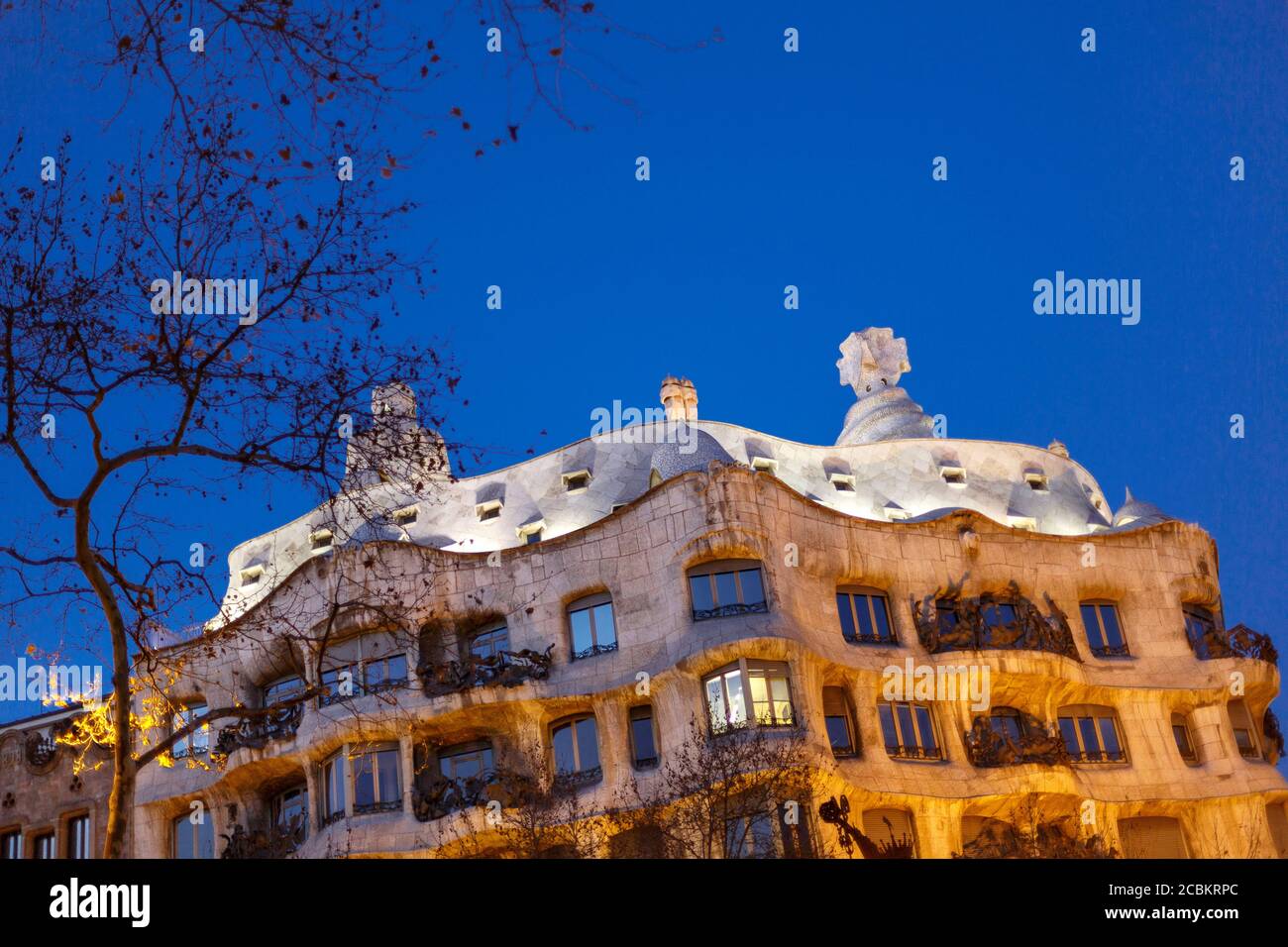 Casa Mila in der Abenddämmerung, Barcelona, Spanien Stockfoto