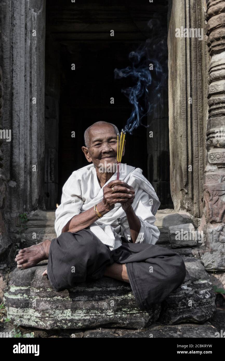 Eifrige Nonne, zündet Weihrauch an und bietet Gebete im Preah Khan Tempel, Angkor, Kambodscha an Stockfoto