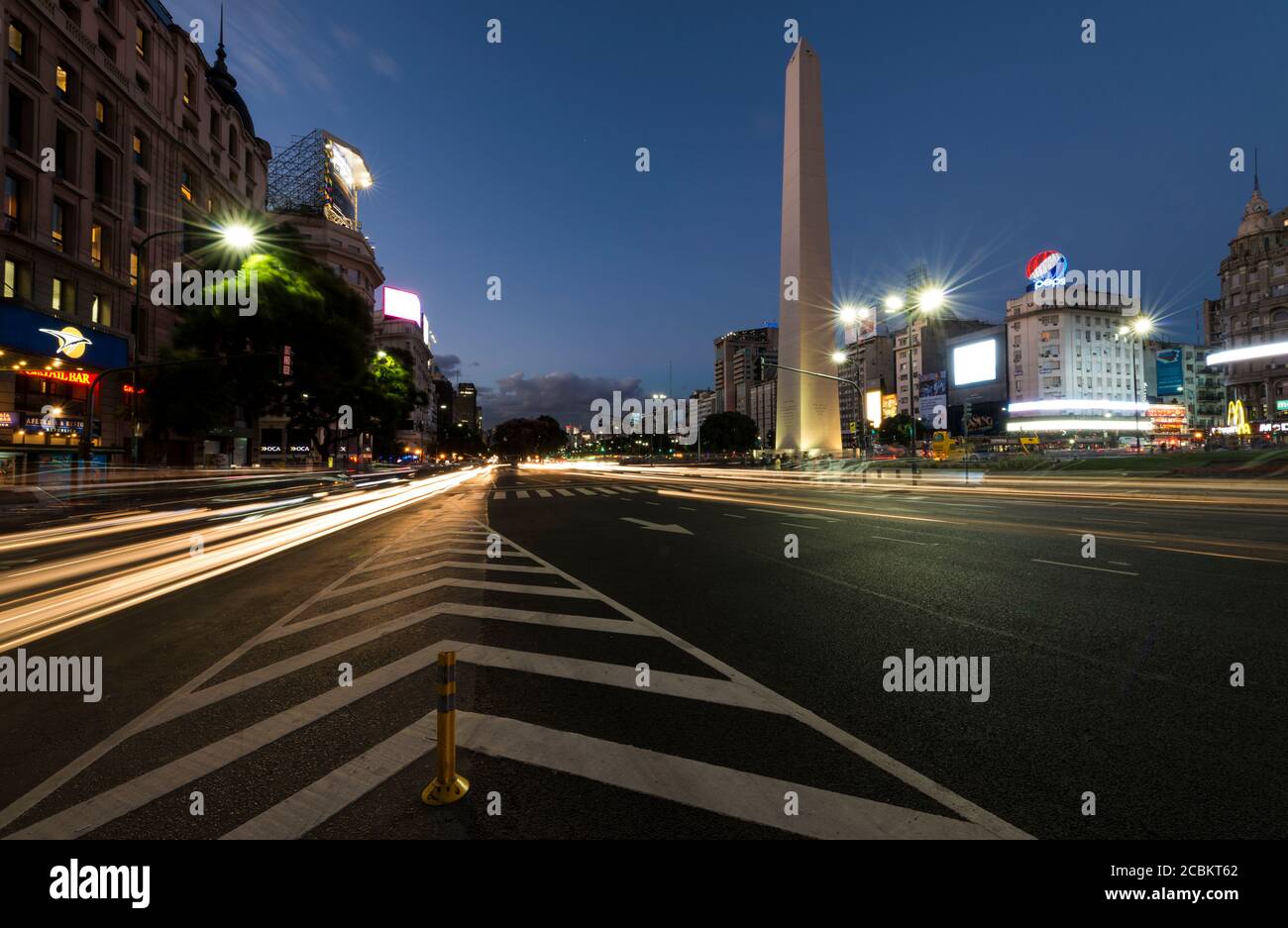 Plaza de la Republica und Obelisk von Buenos Aires bei Nacht, Buenos Aires, Argentinien Stockfoto