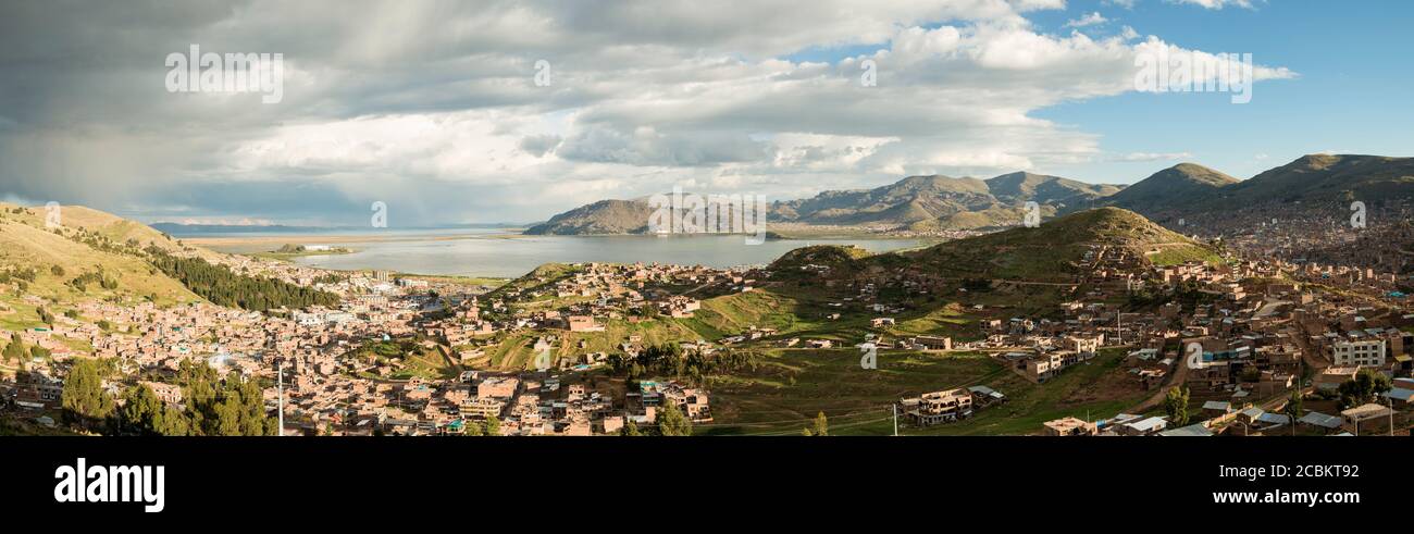 Panoramablick auf die Stadt Puno und den Titicacasee, Peru, Südamerika Stockfoto