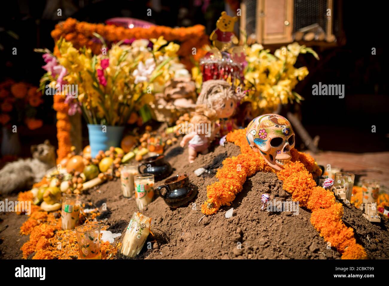 La Santa Muerte Altar mit Blumen, Patzcuaro See, Michoacan, Mexiko Stockfoto
