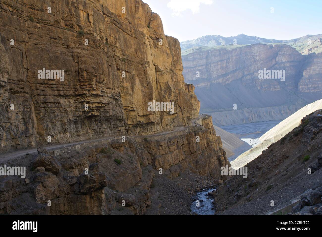 Straße entlang Felswand, Himalaya, Himachal Pradesh, Indien Stockfoto