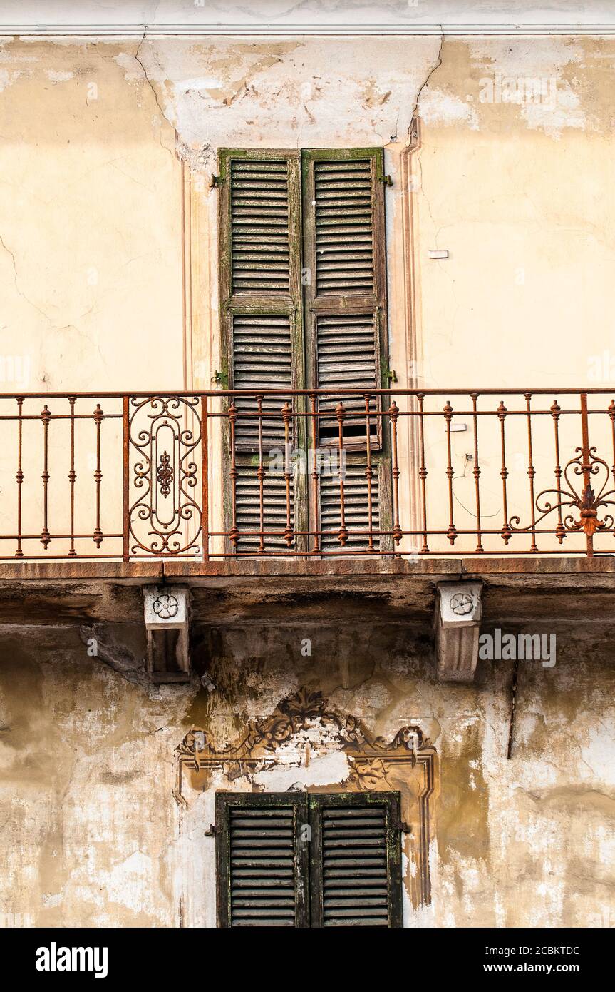 Fensterläden am alten Haus, Locarno, Bezirk Locarno, Tessin, Schweiz Stockfoto