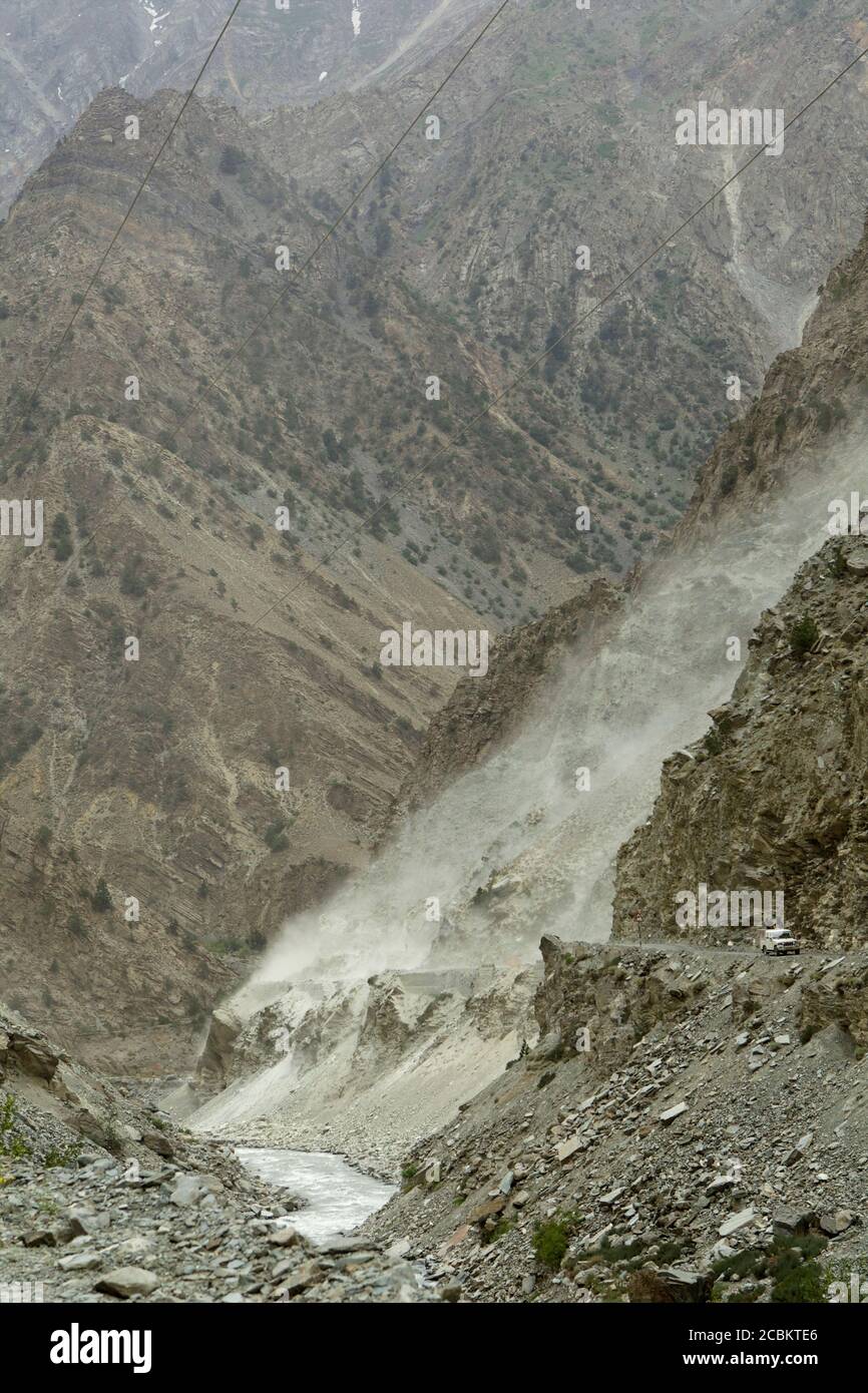 Staub gesprengt Talseite, Spiti Flusstal, Nako, Himachal Pradesh, Indien, Asien Stockfoto