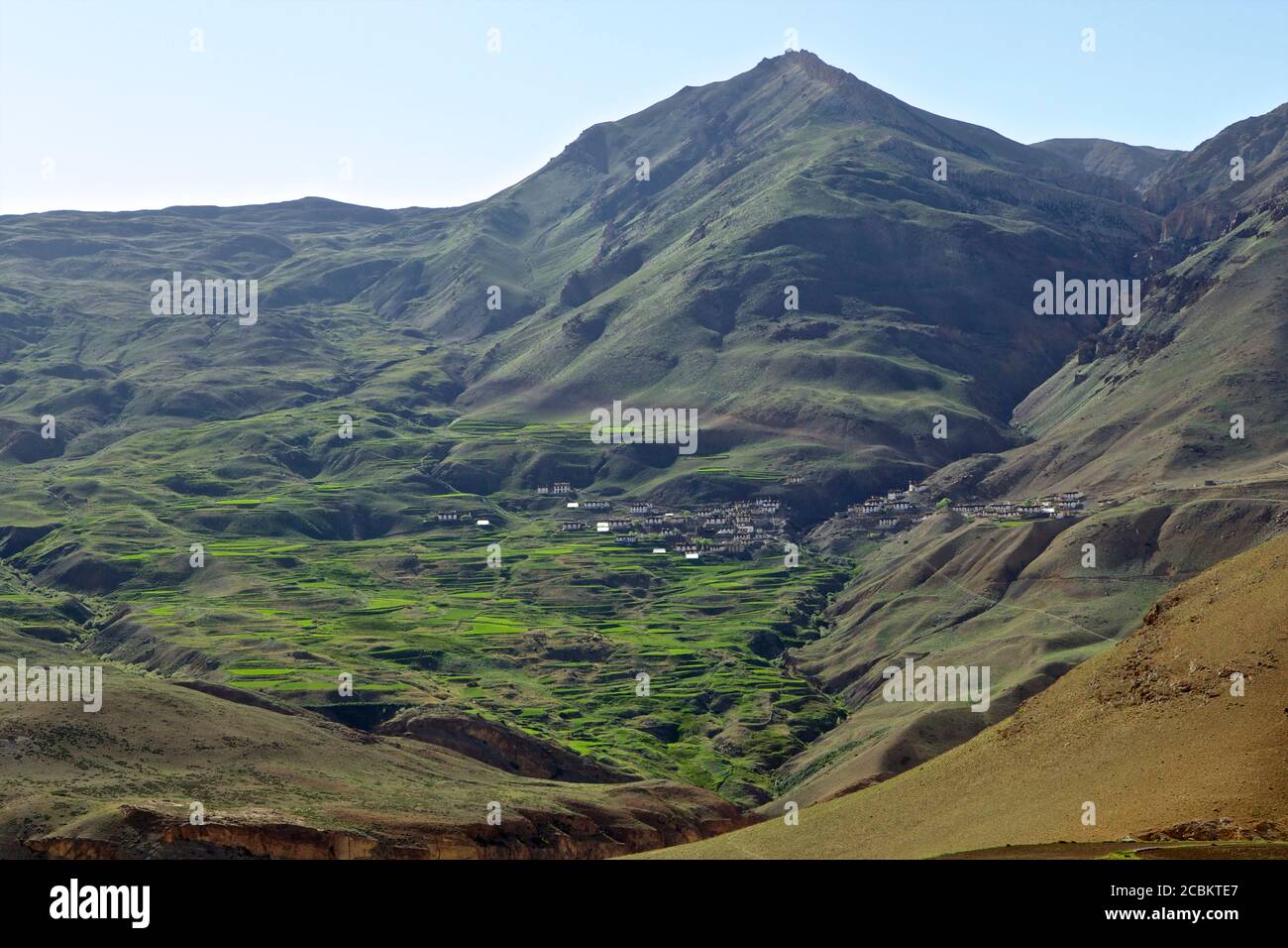 Bergdorf auf der gegenüberliegenden Seite des Tales zu Kibber, Himachal Pradesh, Indien, Asien Stockfoto