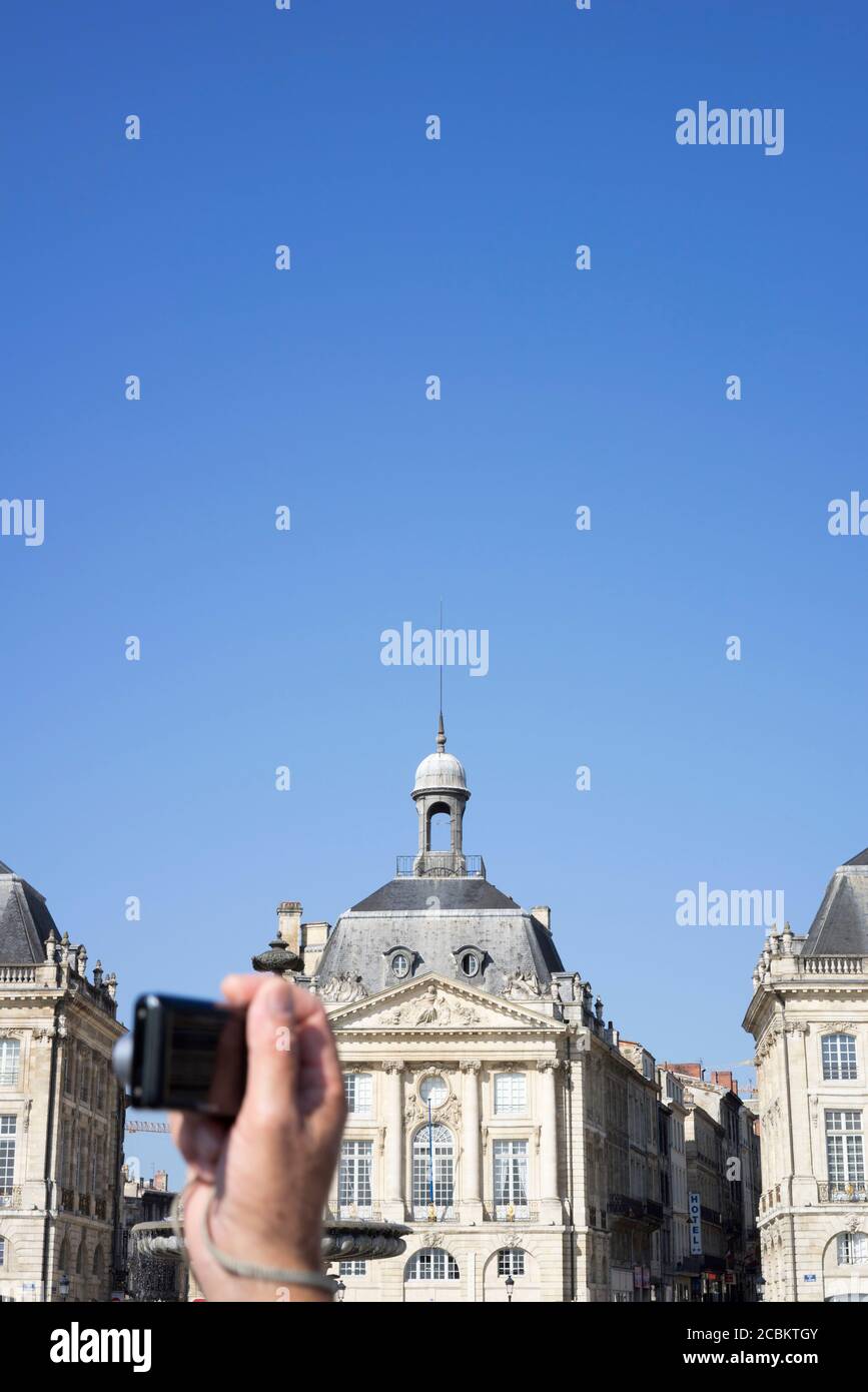 Person fotografiert Gebäude, Bordeaux, Frankreich Stockfoto