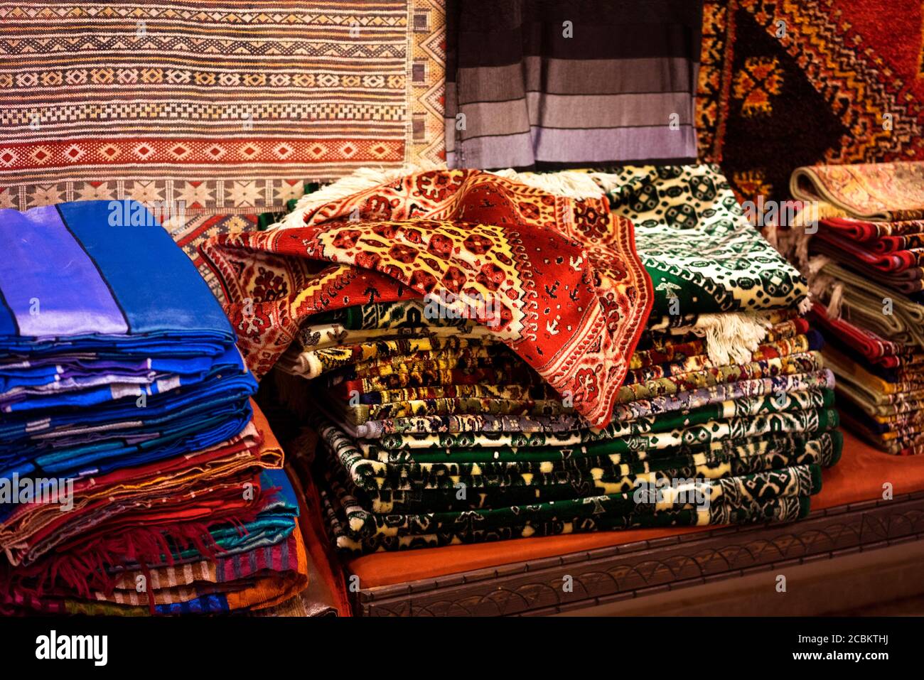 Traditionelle Teppiche zum Verkauf in marokkanischen Markt Stockfoto
