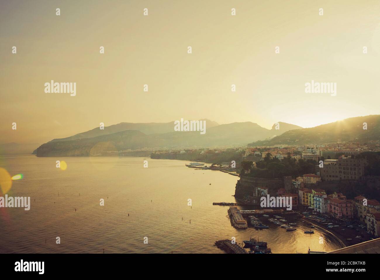 Blick auf den Hafen in Richtung Neapel bei Sonnenuntergang, Sorrento, Italien Stockfoto