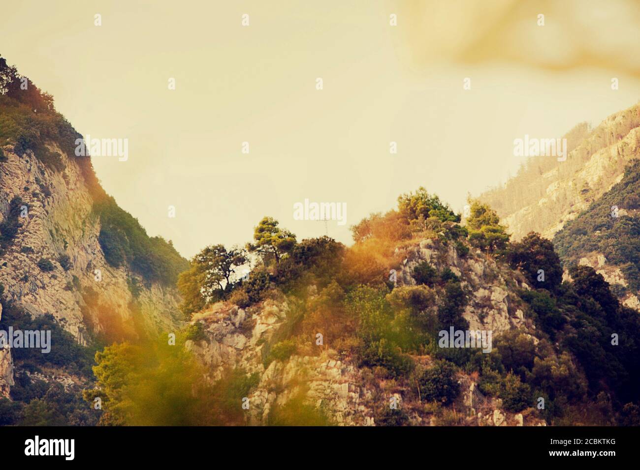 Blick auf fernen Kreuz auf Hügel, Positano, Amalfiküste, Italien Stockfoto