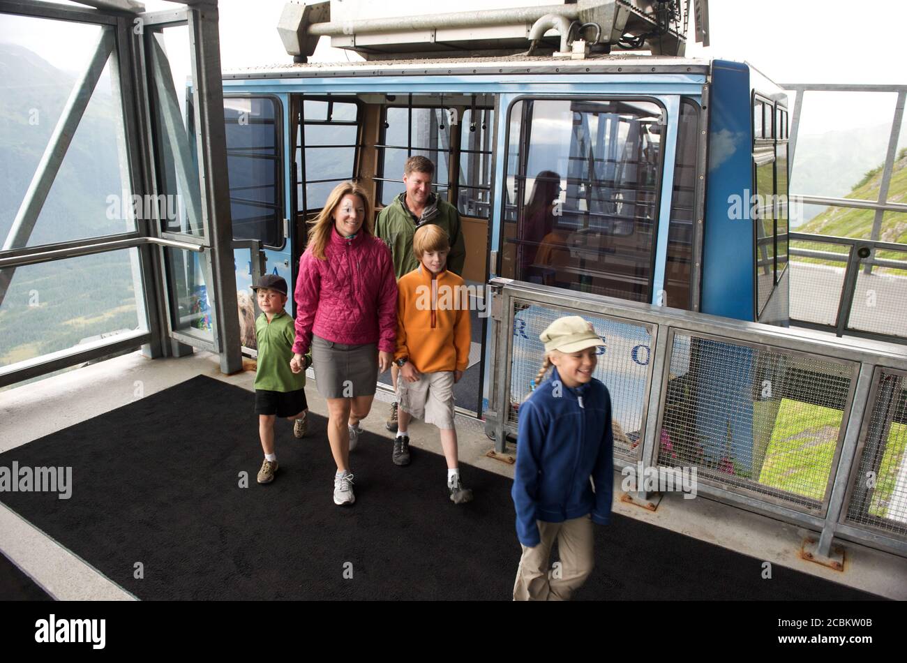 Familie mit drei Kindern, die die Straßenbahn im Alyeska Resort, Girdwood, Alaska, USA verlassen Stockfoto