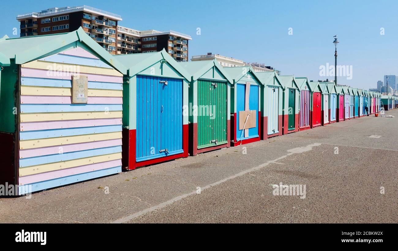 Brighton and Hove, E Sussex, UK - August 2020: Bunte Brachhütten auf dem Abschlussball in Hove. Stockfoto