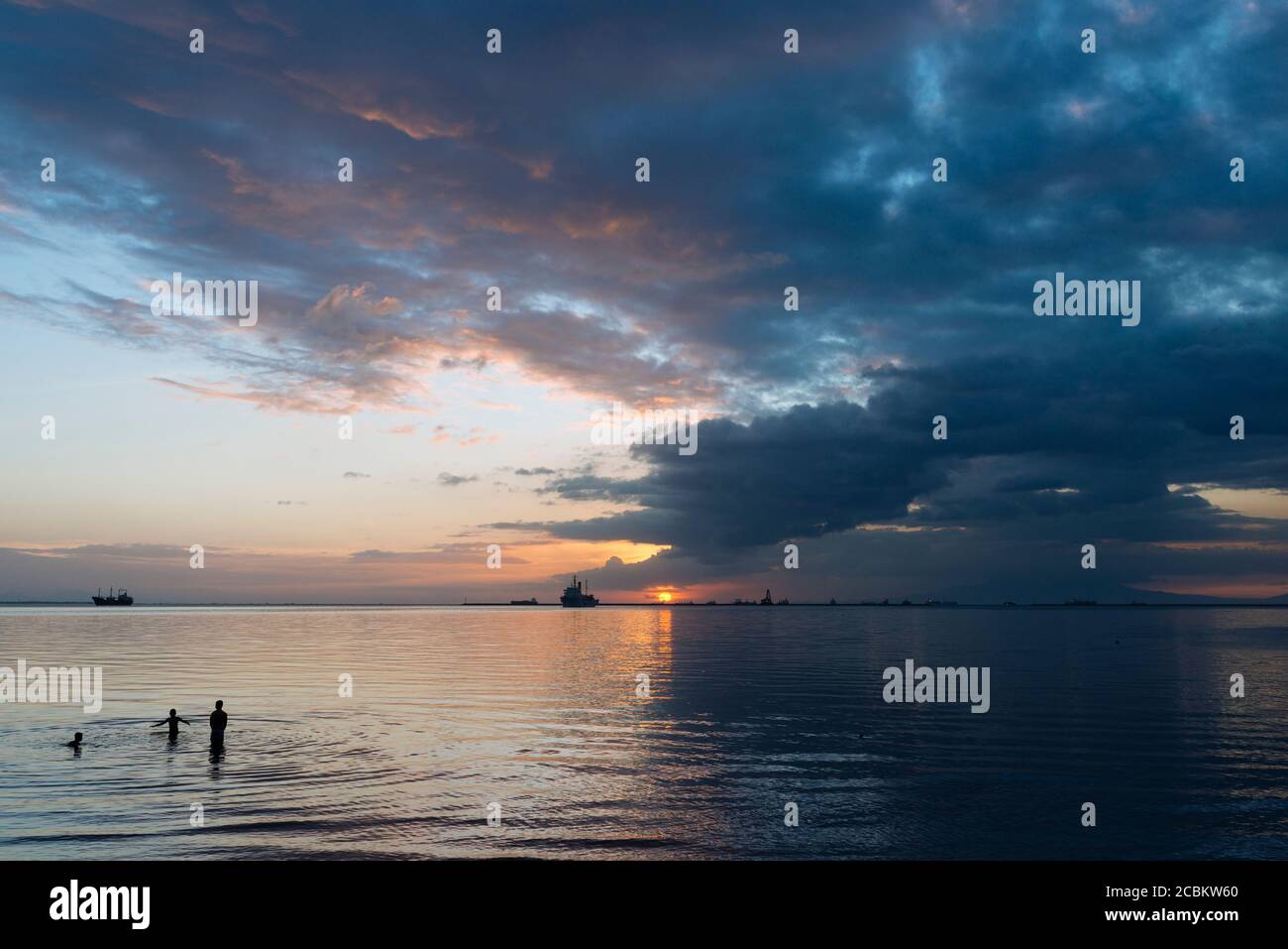 Sonnenuntergang über der Bucht von Manila, Roxas Boulevard, Manila, Philippinen Stockfoto