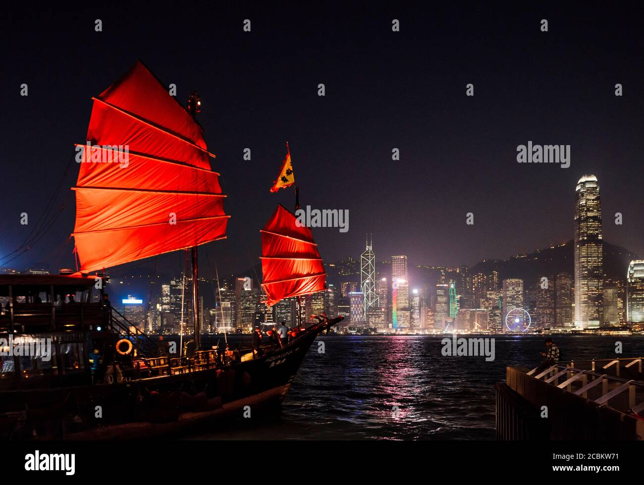 Traditionelle chinesische Junk-Segeln in Hong Kong Hafen, Avenue of Stars, Tsim Sha Tsui Waterfront, Kowloon, Hong Kong, China Stockfoto