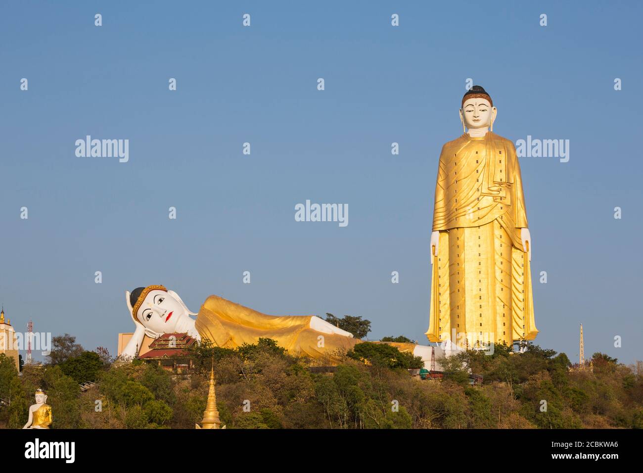 Bodhi Tataung, goldene liegende und stehende buddhas in der Nähe von Monywa, Sagaing Division, Myanmar Stockfoto