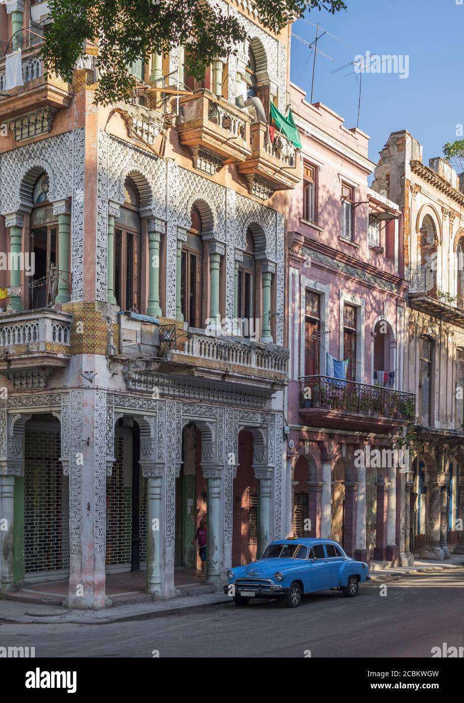 Blauer Oldtimer und Kolonialarchitektur am Paseo del Prado, Havanna, Kuba Stockfoto