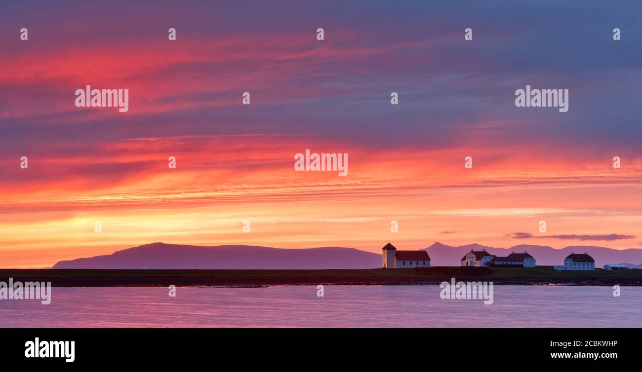 Bergkette und Präsidenten Residenz Gebäude in abgelegener Umgebung bei Sonnenuntergang, Bessastadir, Alftanes, Island Stockfoto