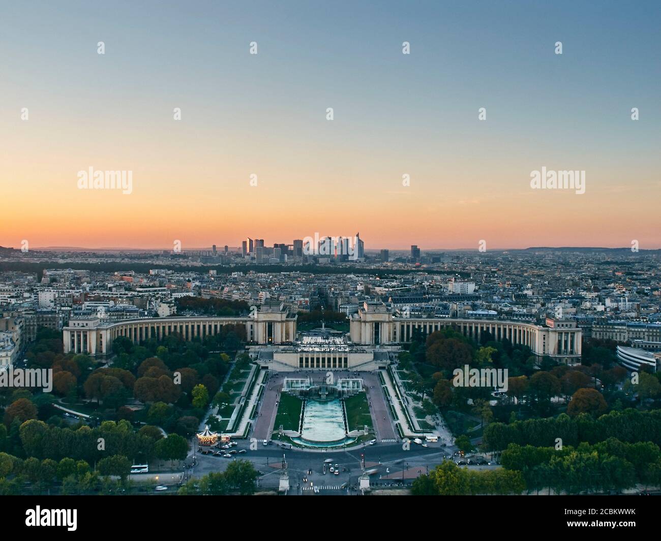 Palais de Chaillot und Finanzviertel vom Eiffelturm aus gesehen, Paris, Frankreich Stockfoto