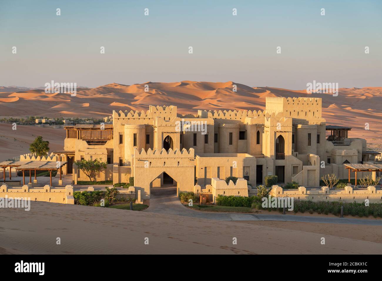 Blick auf die Fassade des QSAR Al Sarab Desert Resort, Empty Quarter Desert, Abu Dhabi, United Arab Emirate Stockfoto