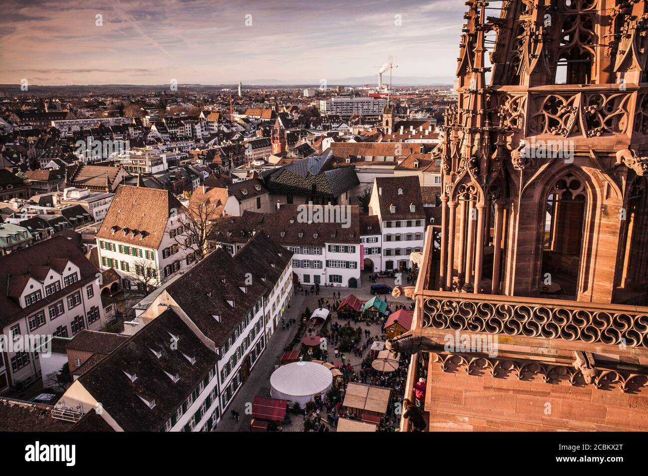 Münster Kirchturm und Blick auf den Weihnachtsmarkt, Basel, Schweiz Stockfoto