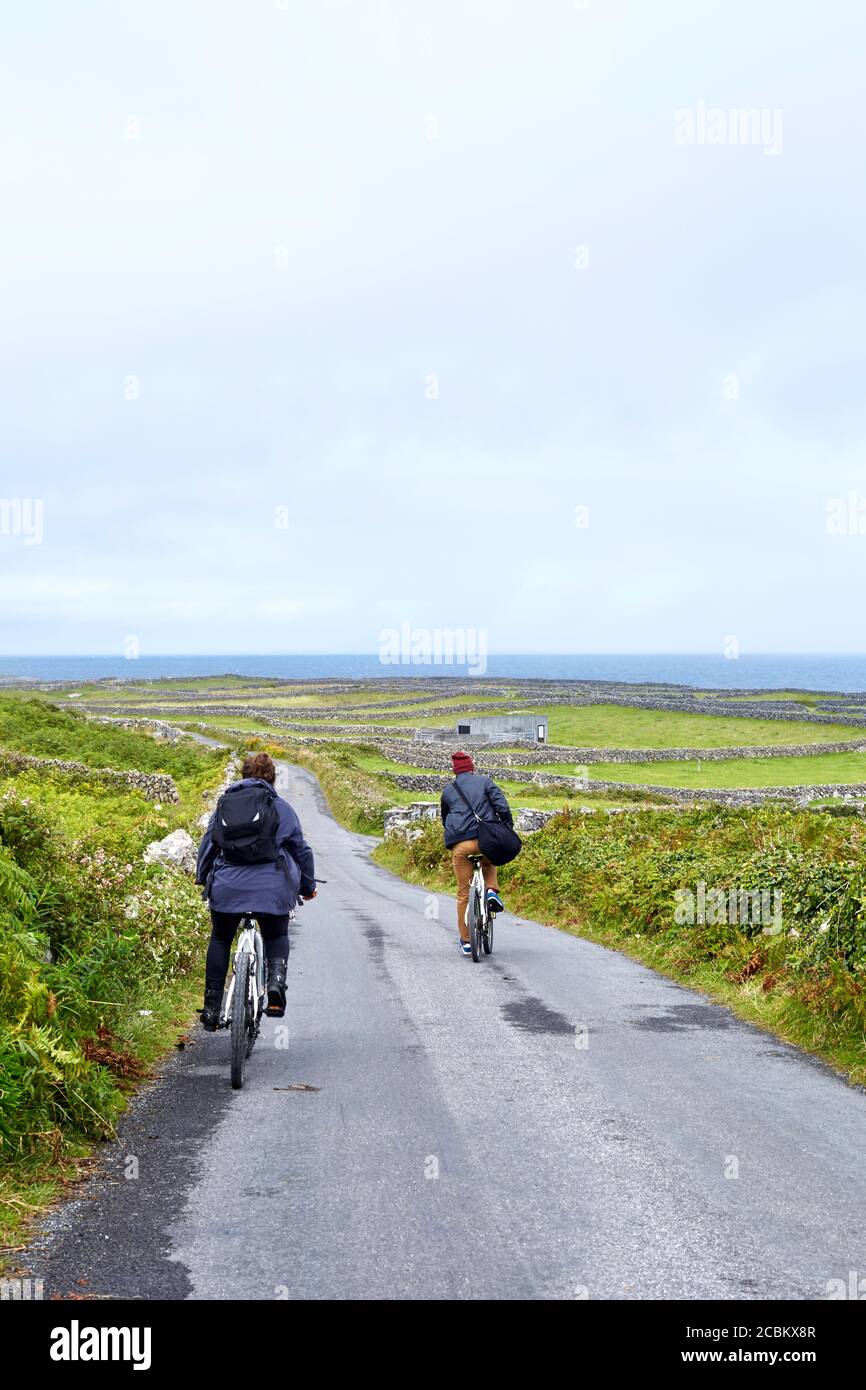 Radfahrer auf der Straße, Inishmore, Irland Stockfoto