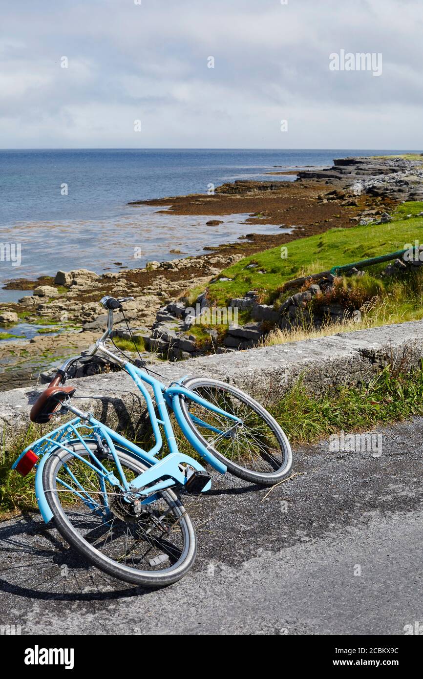 Fahrrad liegt am Straßenrand, Inishmore, Irland Stockfoto