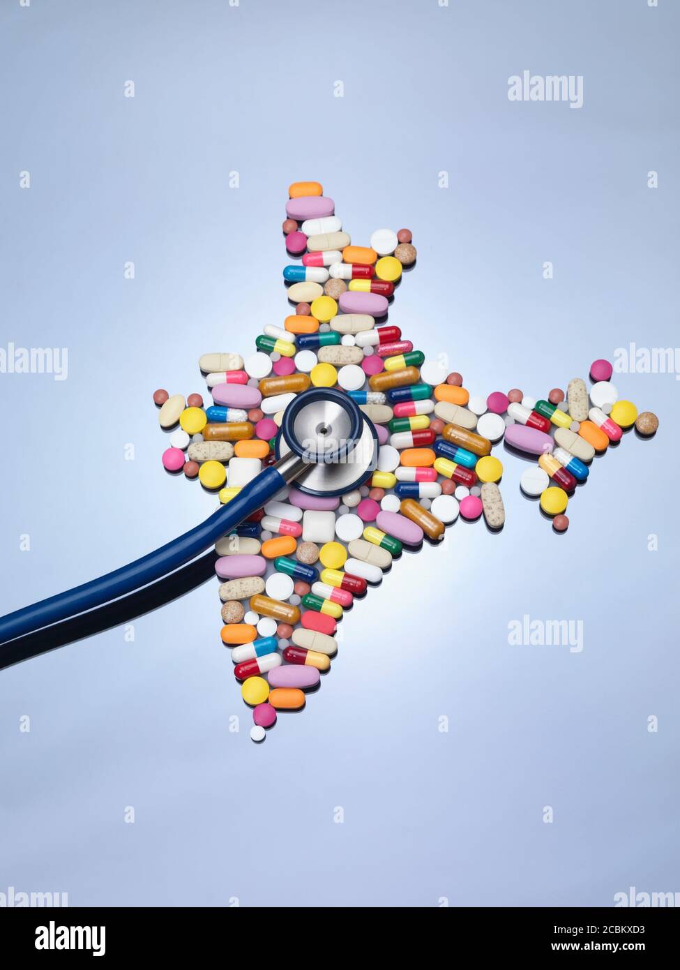 Stethoskop auf Pillen in Indien Kartenform Stockfoto
