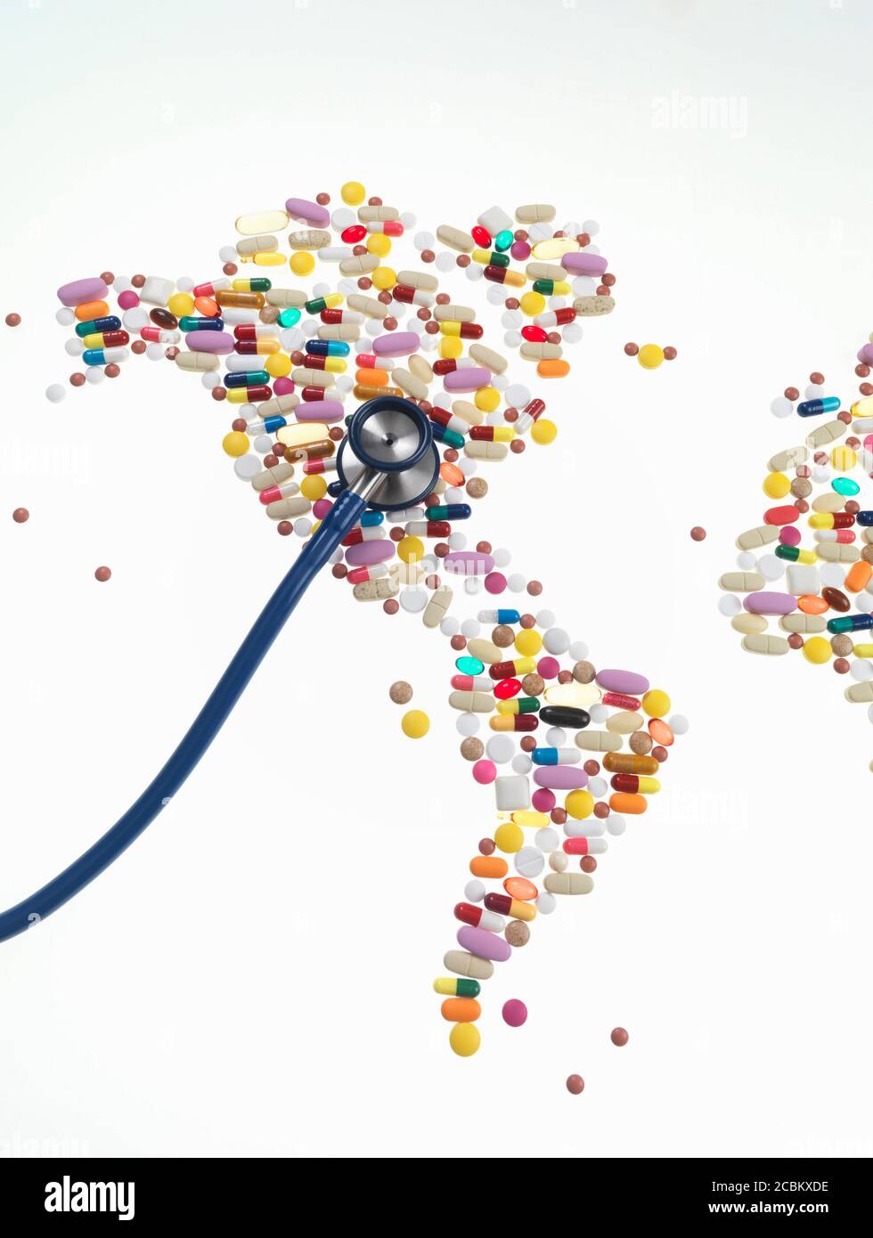 Stethoskop auf Pillen in Form einer Weltkarte Stockfoto