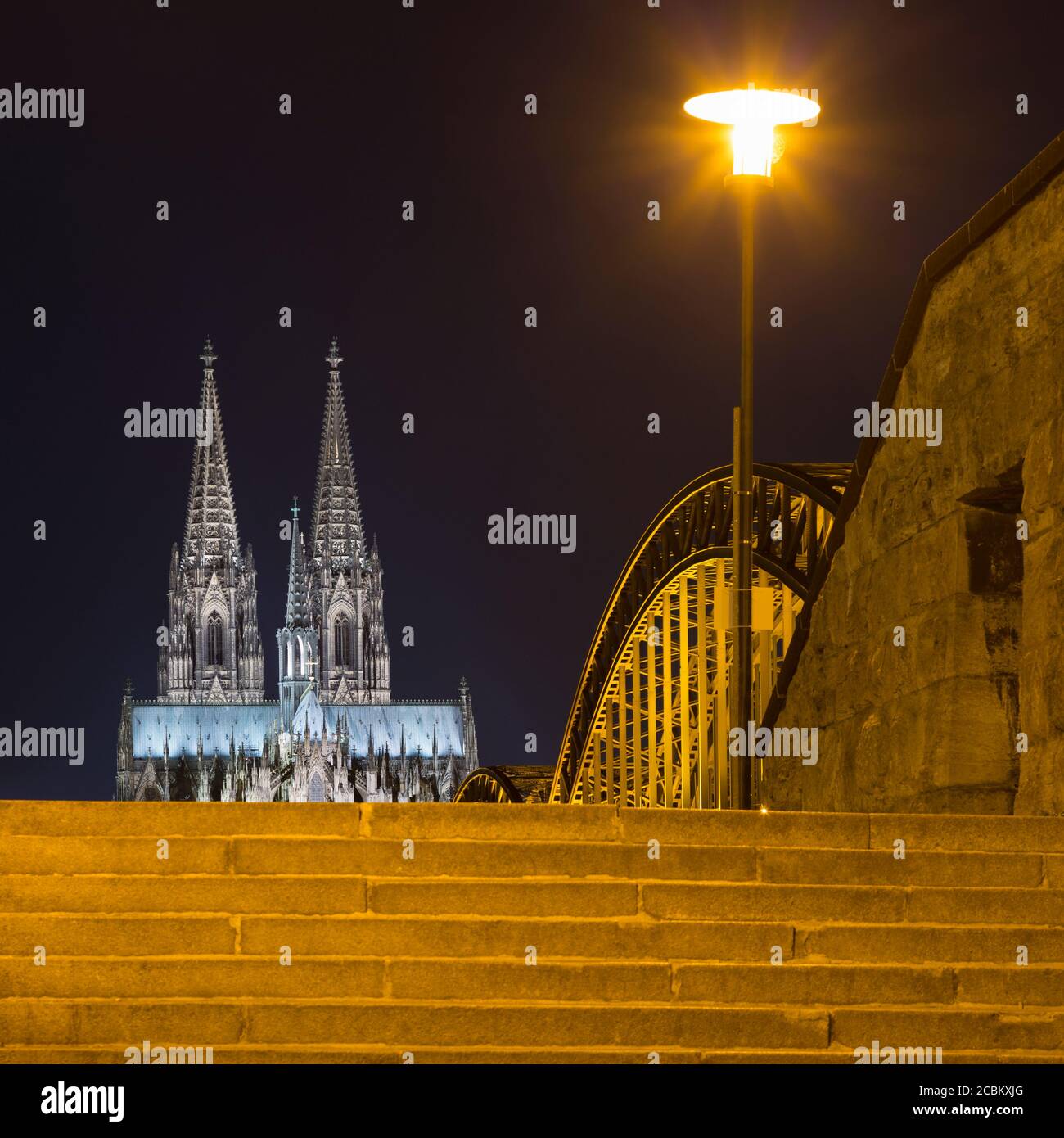 Treppenhaus mit Blick auf die Hohenzollernbrücke und den Kölner Dom bei Nacht, Köln, Deutschland Stockfoto