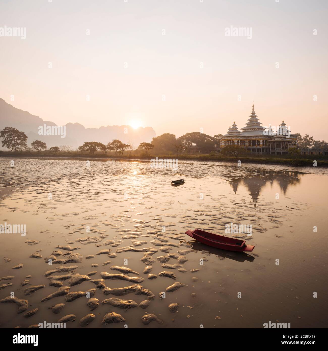 Calm Waters, Kyauk Ka Lett Pagode, hPa an, Kayin State, Myanmar Stockfoto