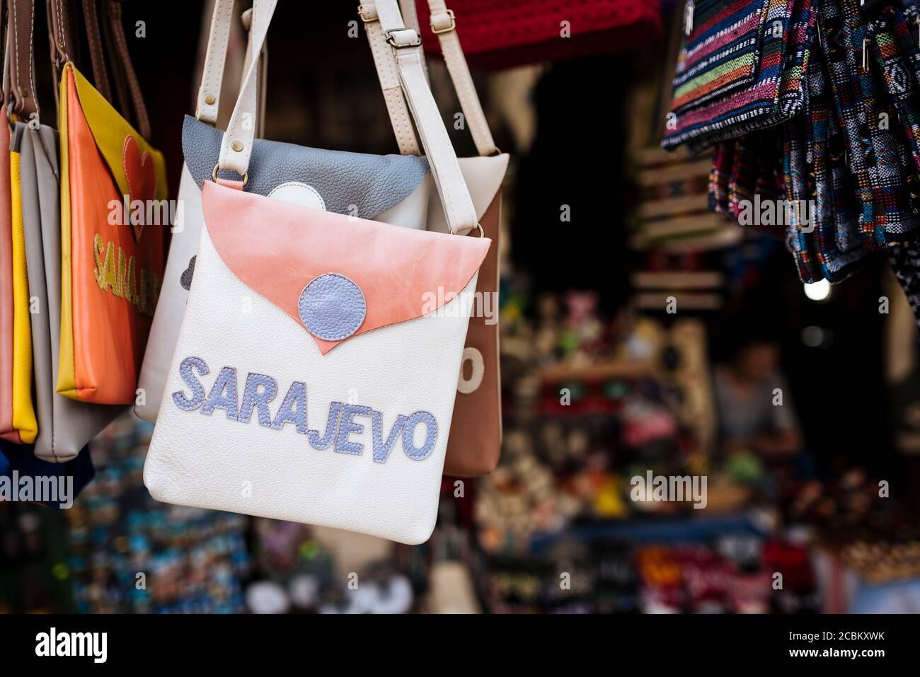 Souvenir Sarajevo Schultertaschen auf Stand, Sarajevo, Bosnien und Herzegowina Stockfoto