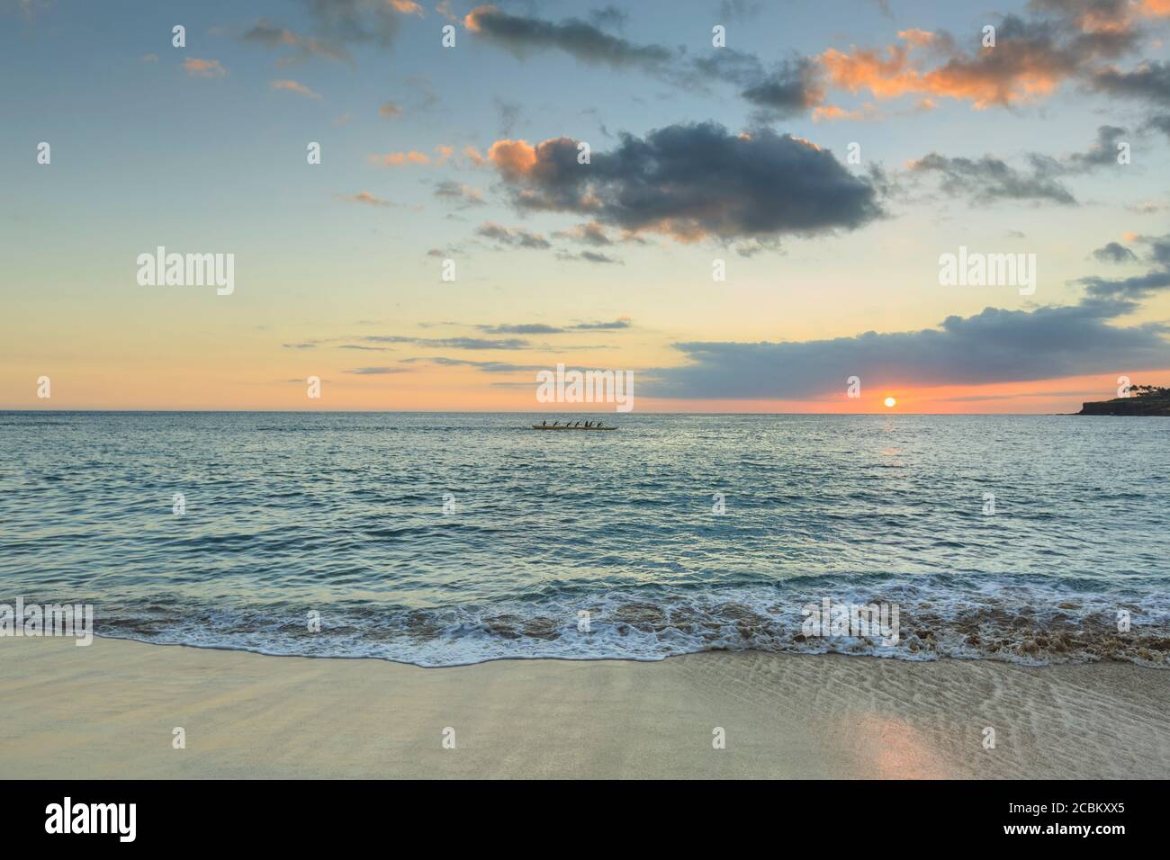 Einheimische in Outrigger Kanu, Hulopoe Beach Park, Lanai Island, Hawaii, USA Stockfoto