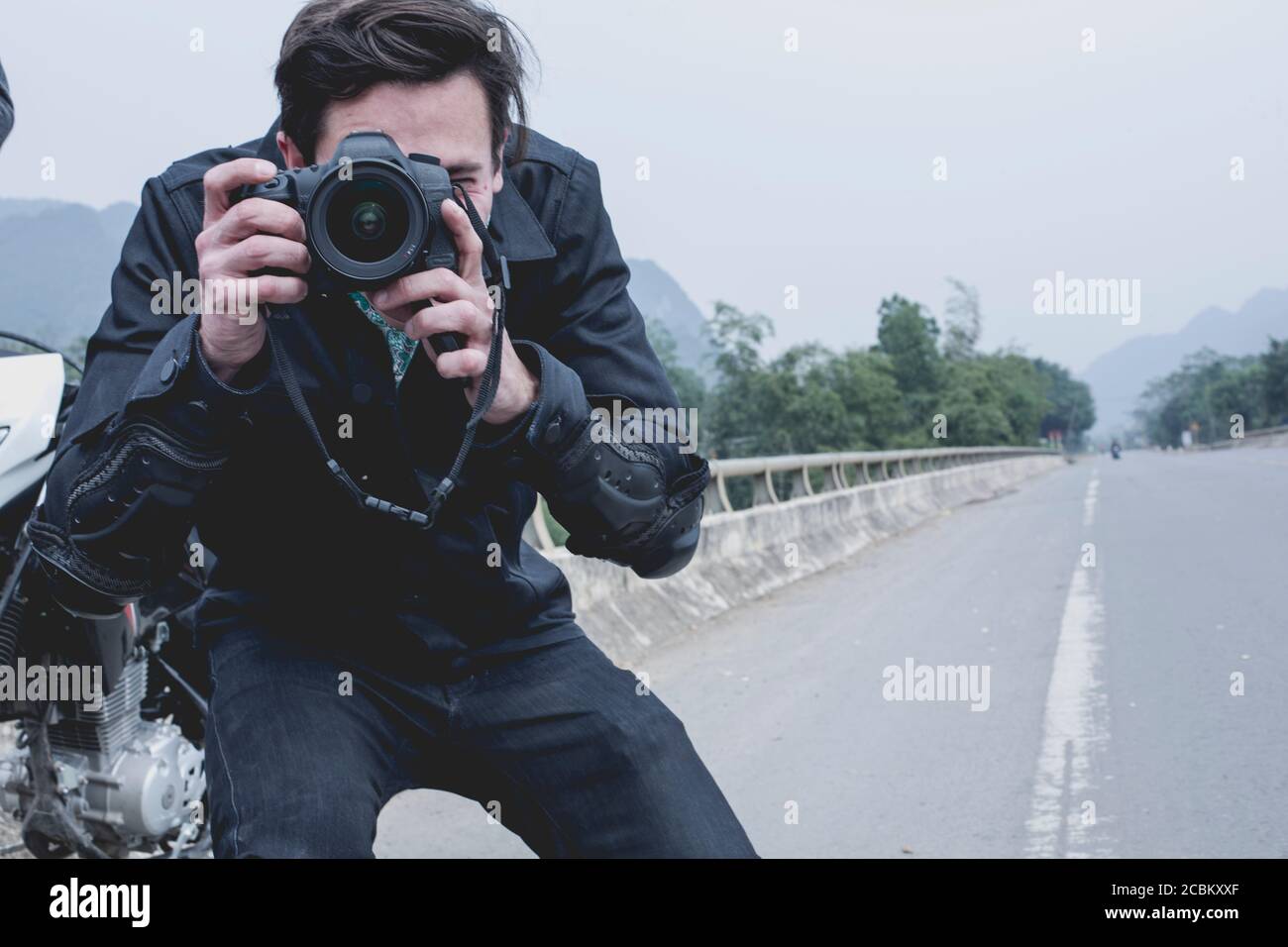 Fotograf mit Kamera unterwegs in Vietnam Stockfoto