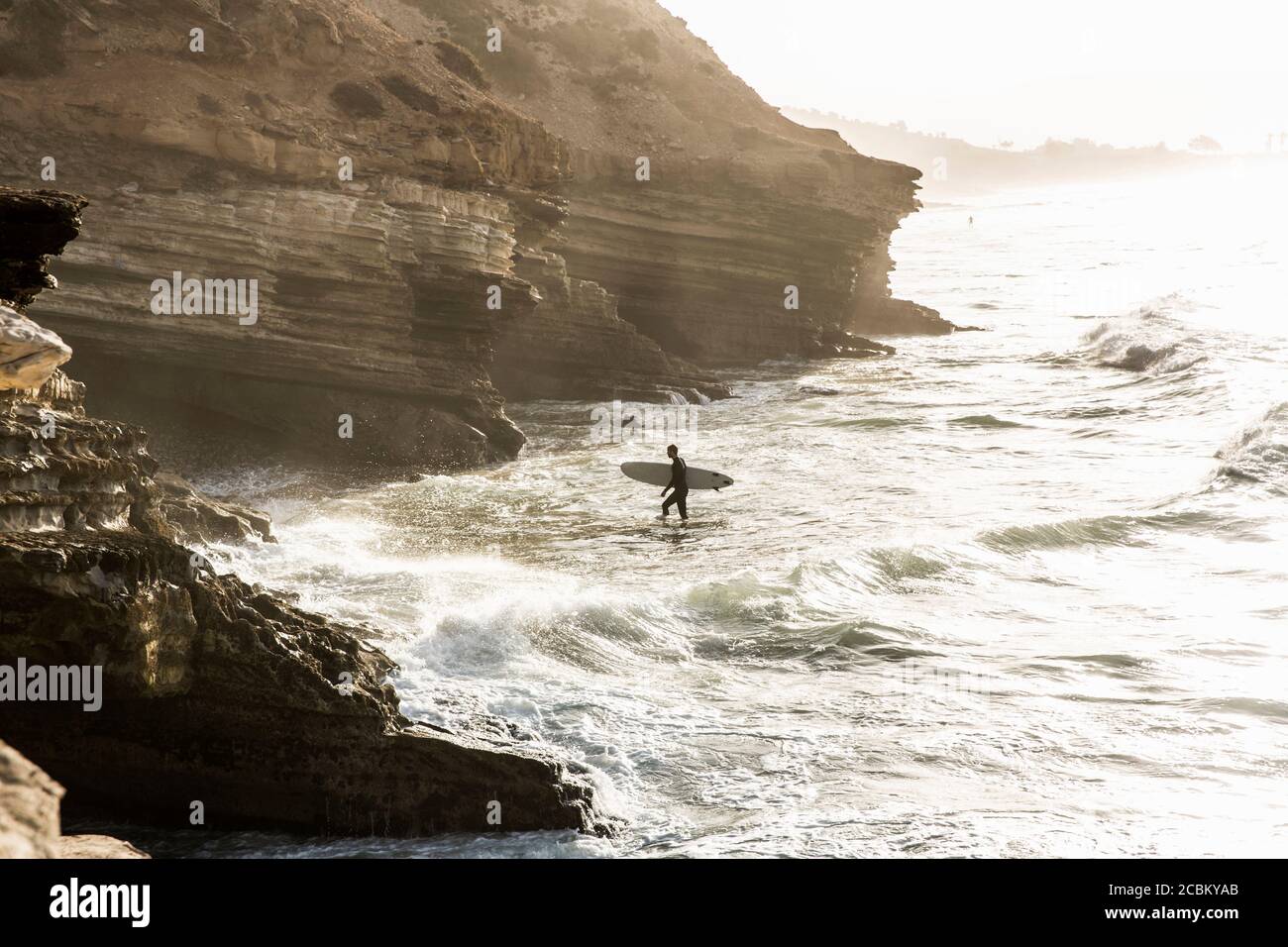 Surfer im Meer bei Sonnenaufgang, Taghazout, Marokko Stockfoto