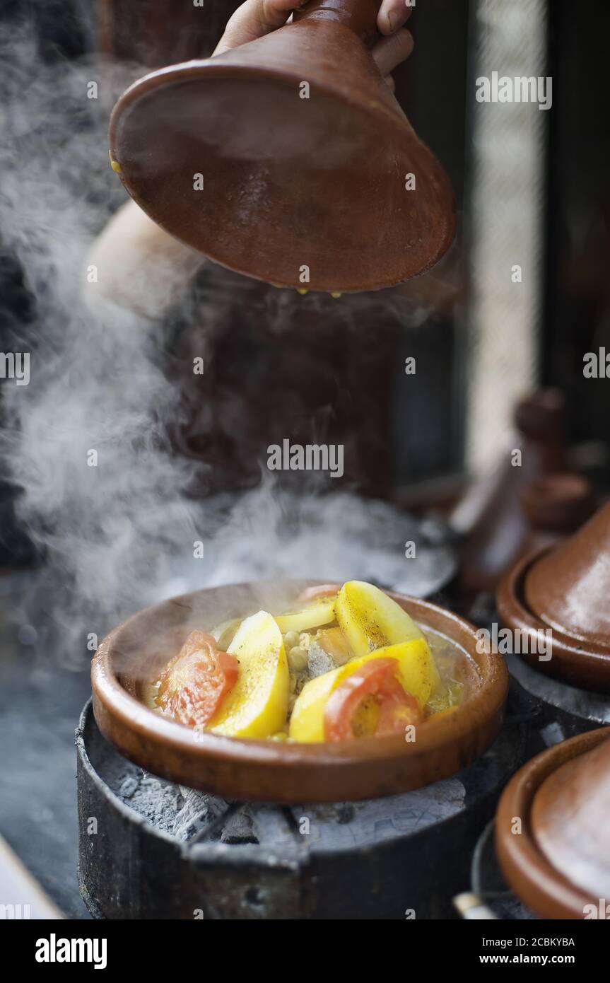 Handhubdeckel von Tagine Kochen in der Straße, Casablanca, Marokko Stockfoto