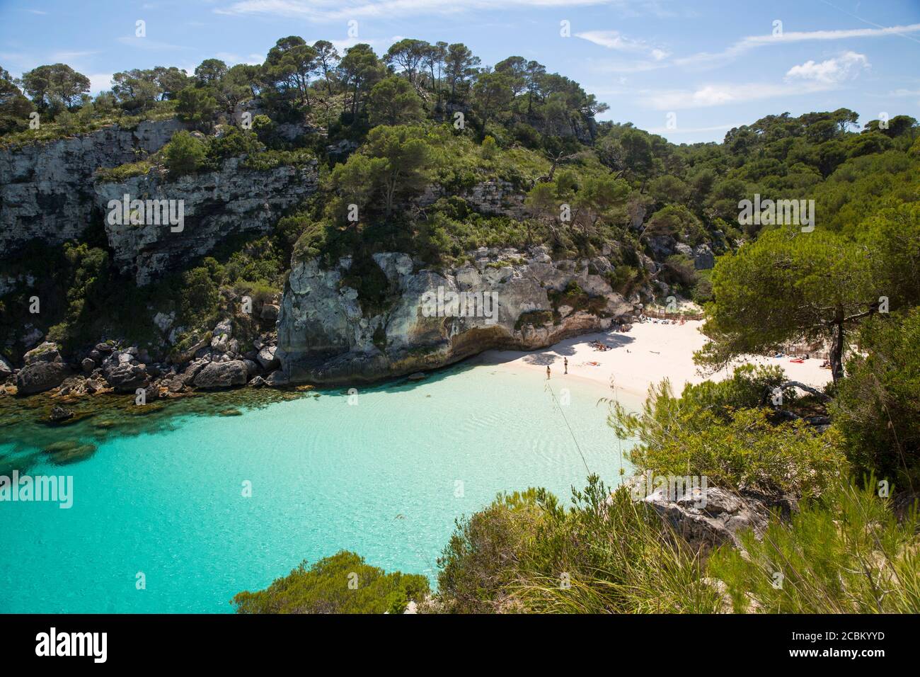 Fernsicht von Urlaubern am Strand, Cala Macarelleta, Menorca, Spanien Stockfoto