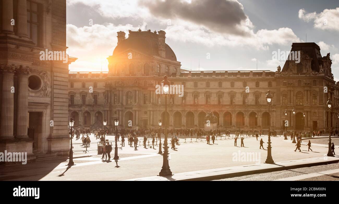 Silhouetten von Touristen im Louvre Museum, Paris, Frankreich Stockfoto