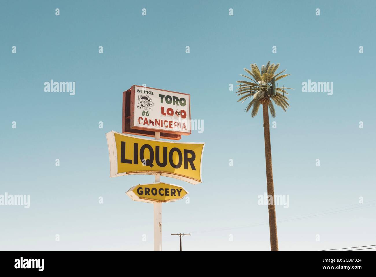 Werbeschilder und Palmen, Salton Sea, Kalifornien, USA Stockfoto