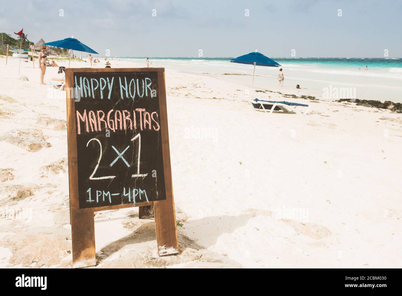 Bar Happy Hour Schild am Strand, Tulum, Mexiko Stockfoto
