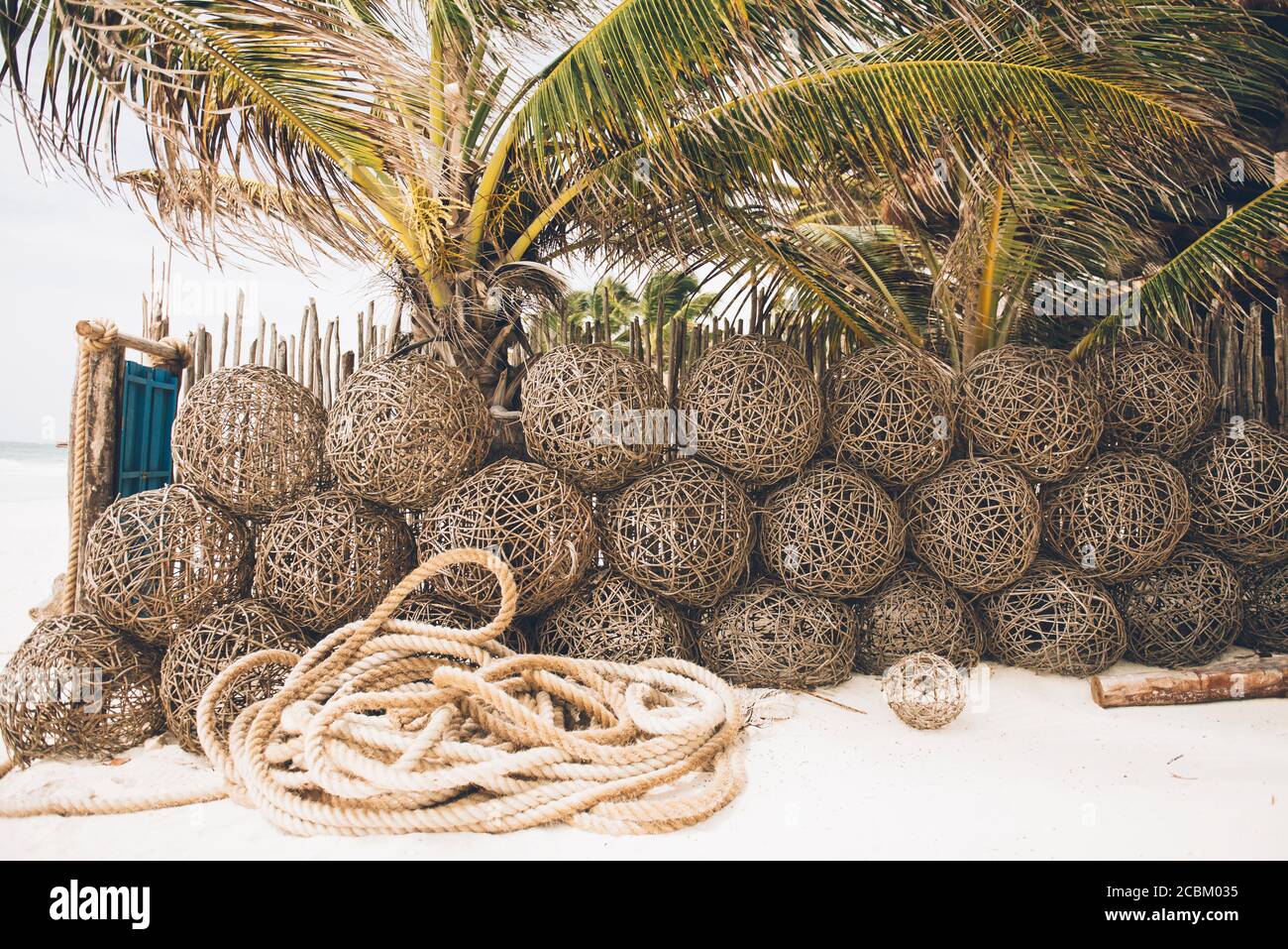Geflochtene Körbe und Seil am Strand, Tulum, Mexiko Stockfoto