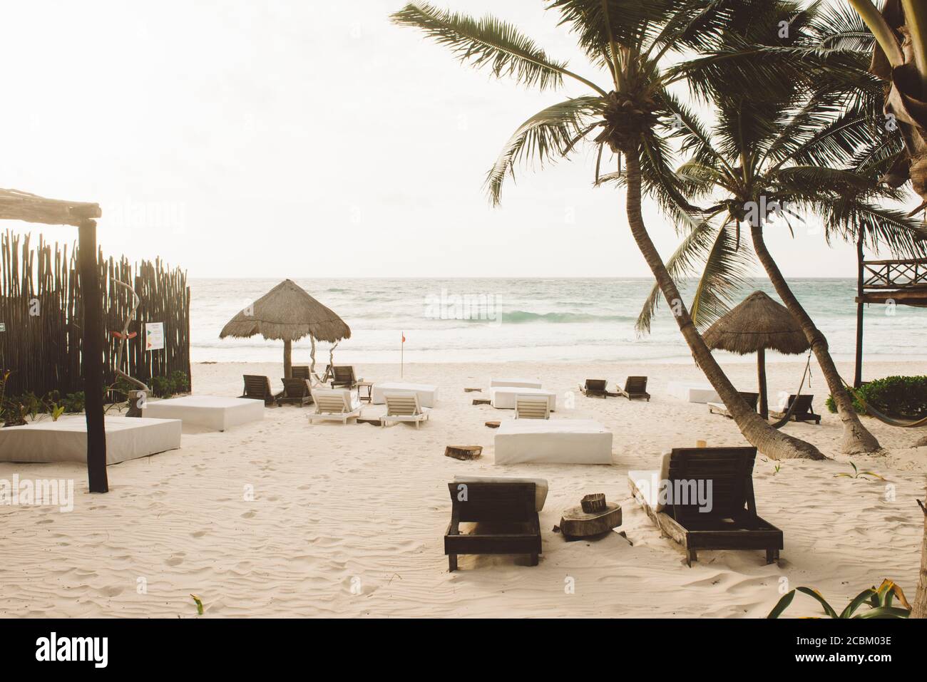 Liegestühle und Sonnenschirme am Strand, Tulum, Mexiko Stockfoto