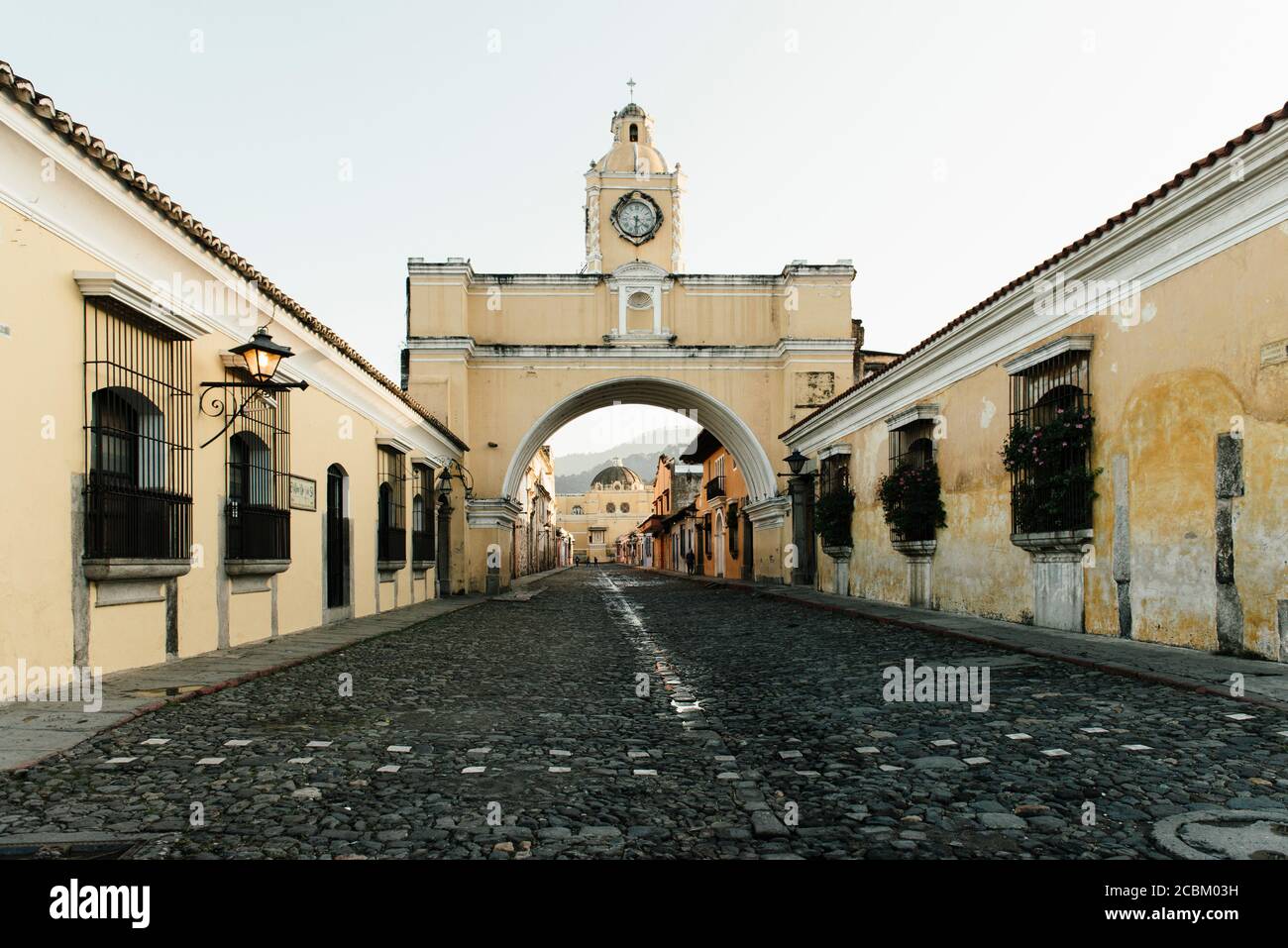 Gebäude entlang der Straße, Antigua, Guatemala Stockfoto