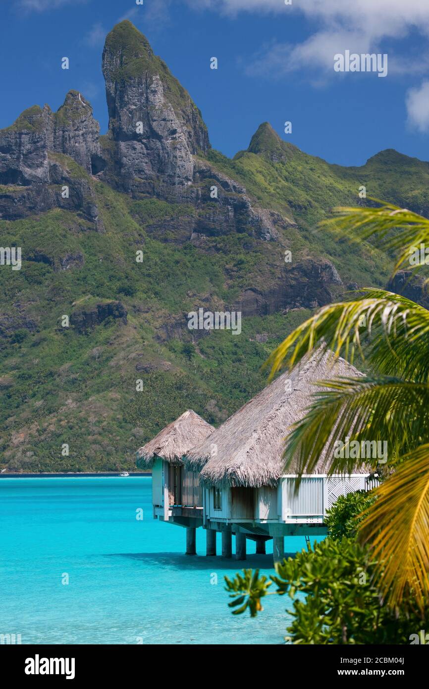 Strandhaus auf Stelzen im Meer, Bora Bora, Französisch-Polynesien Stockfoto