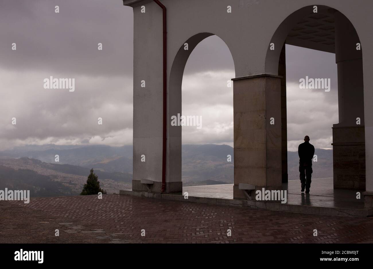 Silhouette eines männlichen Touristen mit Blick auf den Monserrate Berg, Bogota, Kolumbien, Südamerika Stockfoto