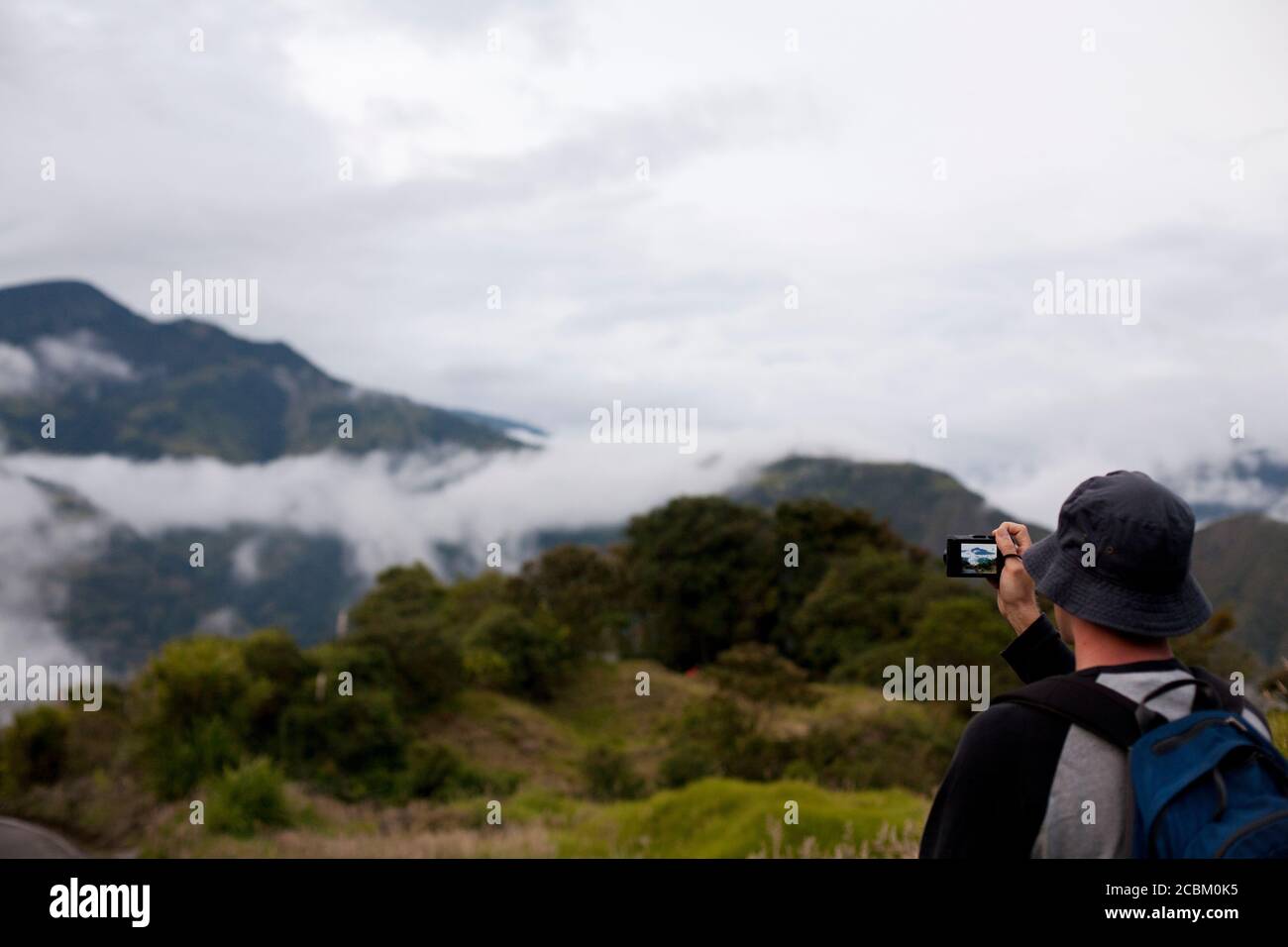 Touristen fotografieren Fernansicht des Regenwaldes in der Nähe von Puyo, Ecuador Stockfoto