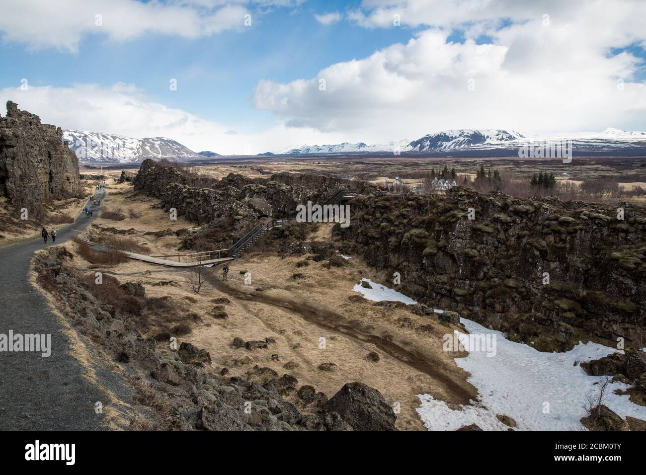 Erhöhter Blick auf zerklüftete Landschaft und entfernte schneebedeckte Berge, Thingvellir Nationalpark, Island Stockfoto